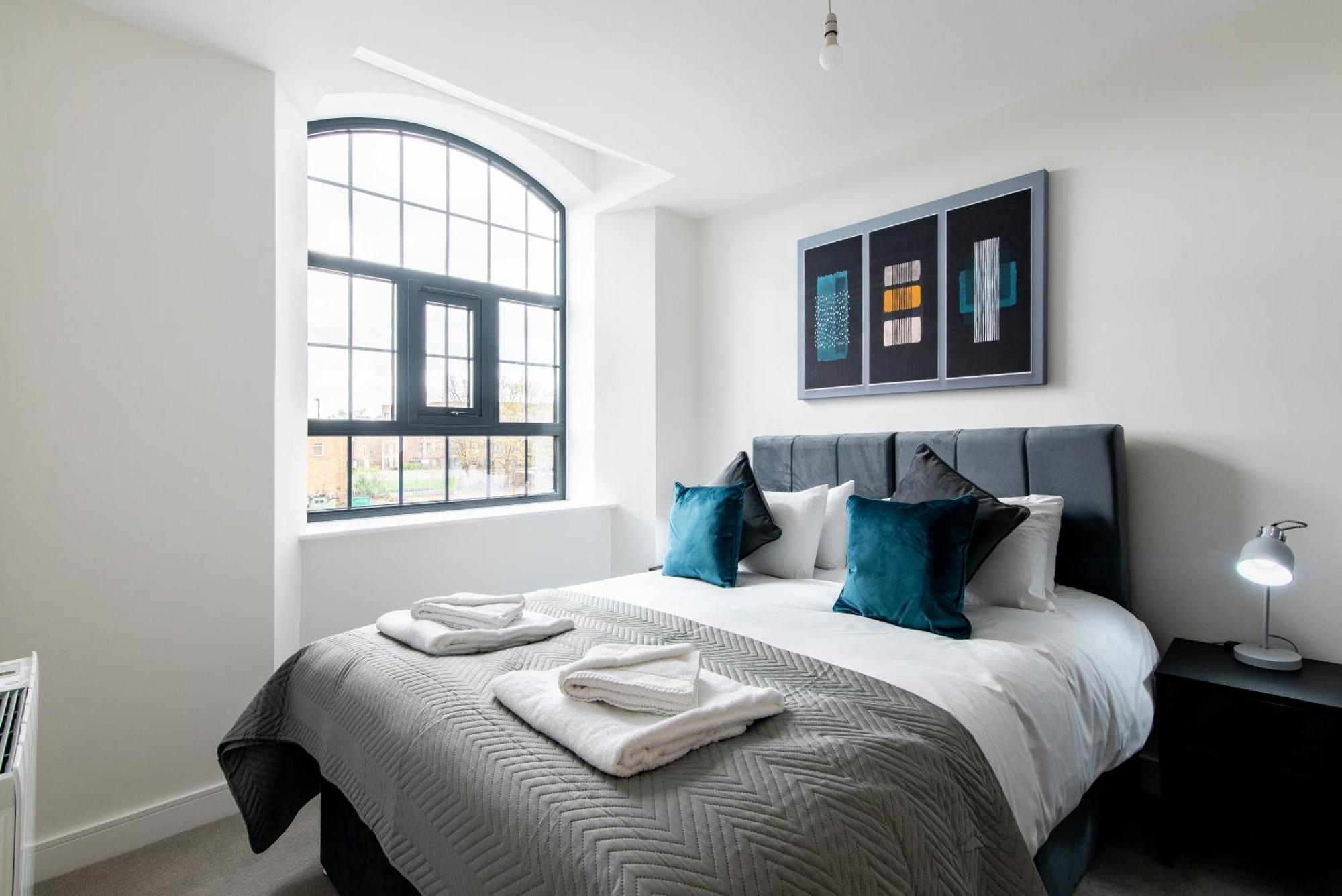 Modern 1 Bedroom Near Train Station Apartment
