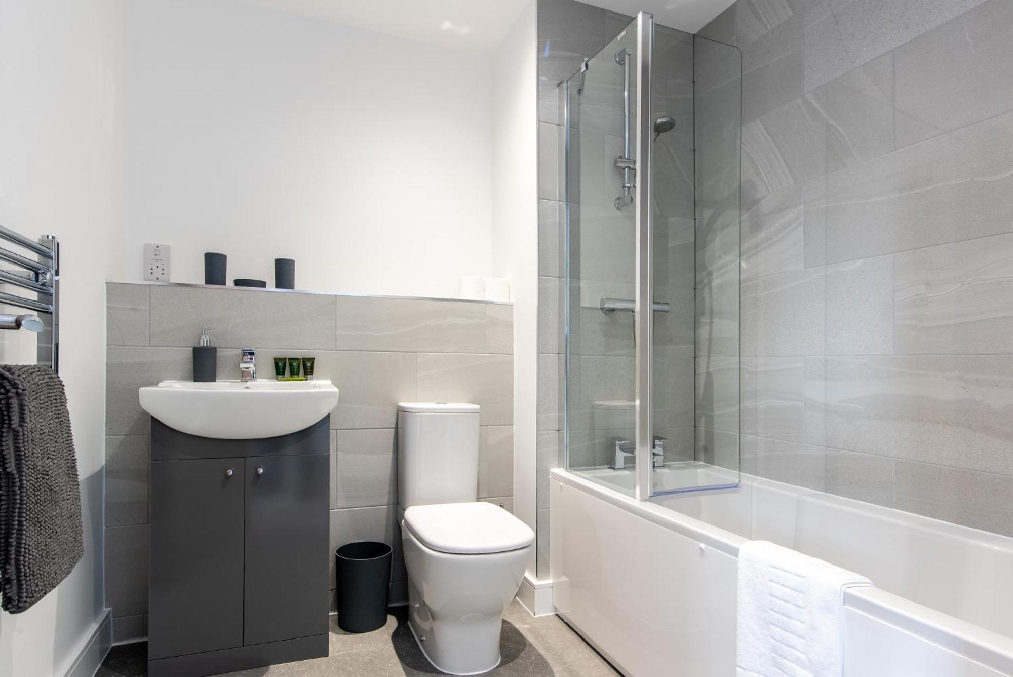 Modern 1 Bedroom Near Train Station Apartment *