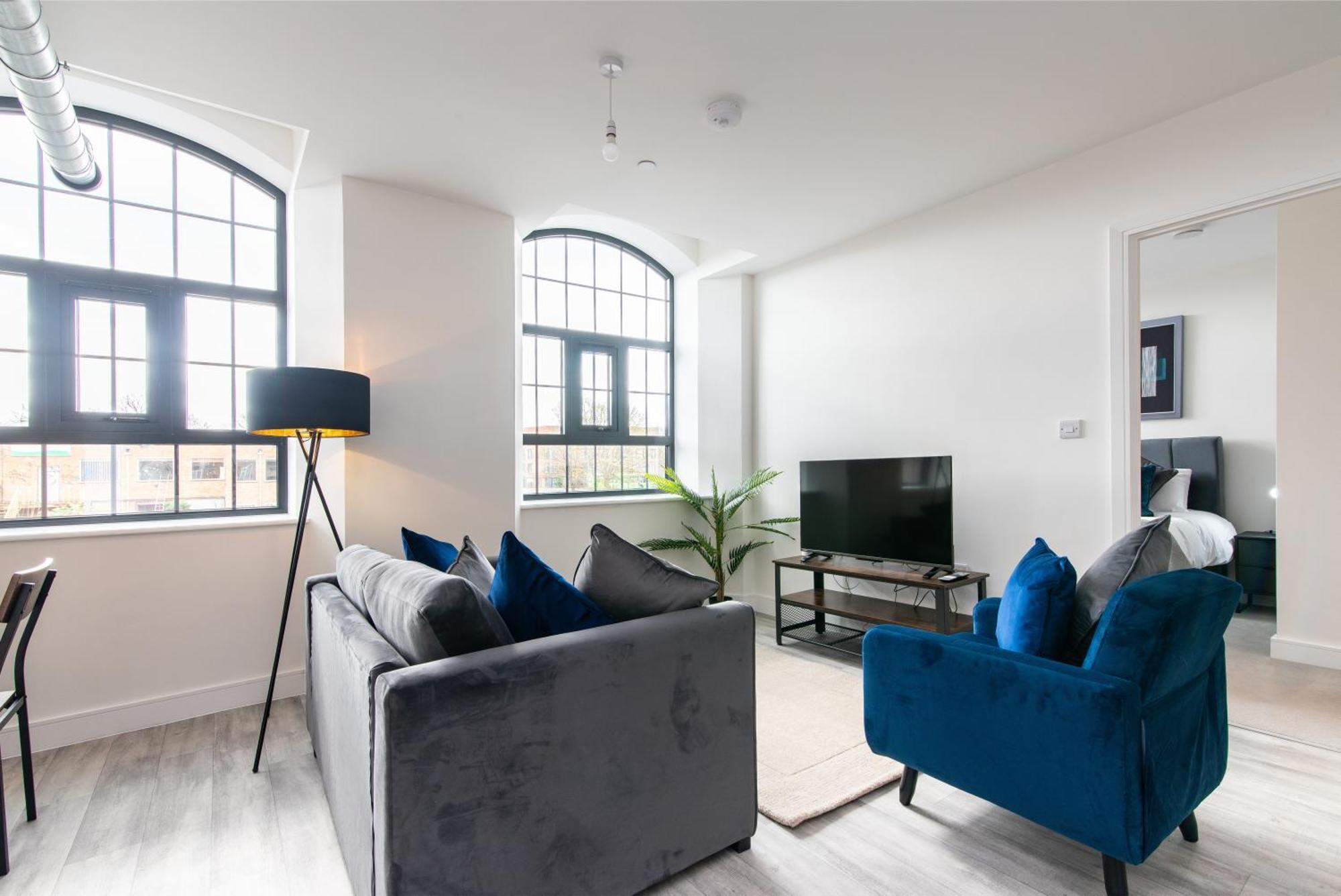 Modern 1 Bedroom Near Train Station Apartment *