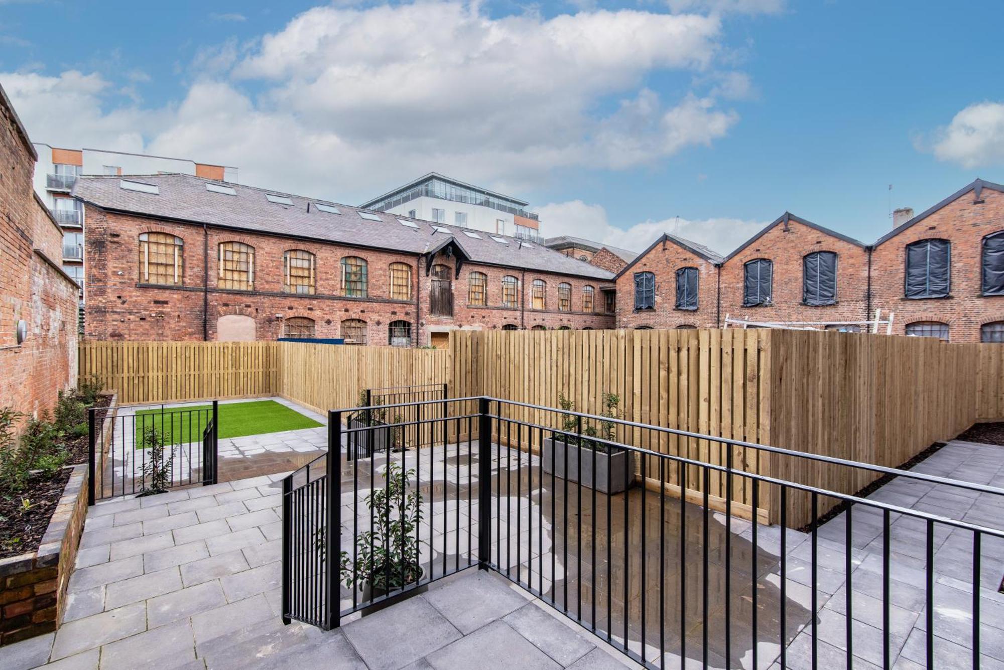 Modern 1 Bedroom Near Train Station *