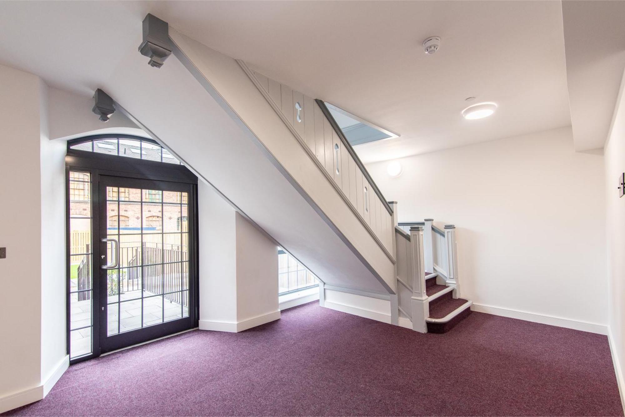Modern 1 Bedroom Near Train Station Apartment *